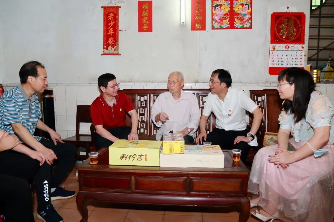 ǿ���������� ������ģ���񡪡�����ɽά��������Ʒ��vic��˾�򵼡���һ��ǰϦ�߷�ο���Ͷ�ģ�����²�һ��Ա��